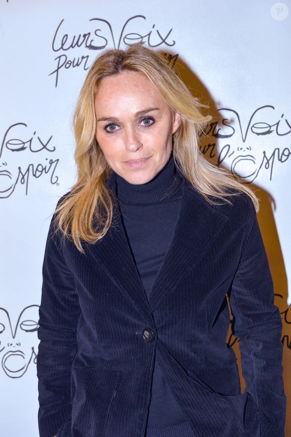 Il s'agit de Cécile de Ménibus, chroniqueuse pour l'émission matinale "Bonjour !" sur TF1.

Exclusif - Cécile de Ménibus au photocall lors du concert "Leurs voix pour l'espoir" à l'Olympia à Paris, le 11 mars 2024. 

Photo : Bellak / Perusseau / Bestimage