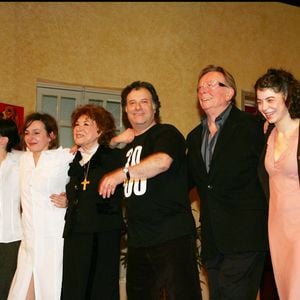 Marie Cuvelier, Bernard Dhéran, Zoé Nonn, Daniel Russo, Claire Maurier, Yvon Martin et Sophie Mounicot - Laurent Baffie et toute sa troupe fêtent la 100ème représentation, au Théâtre du Palais Royal, de leur pièce "Toc Toc"
© BERTRAND RINDOFF PETROFF / BESTIMAGE