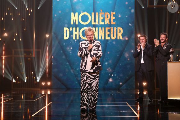 Muriel Robin reçoit un Molière d'honneur, Alex Vizorek et Vincent Dedienne - 37ème Nuit des Molières aux Folies Bergère à Paris, France, le 04 Mai 2026.

© Bertrand Rindoff / Bestimage
