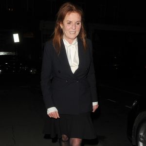 Sarah Ferguson, duchesse d'York, a dîné au restaurant Harry's Bar à Mayfair. La duchesse avait passé l'après-midi à l'hôpital University College, où elle avait rencontré des patients en compagnie de ses deux filles. Bien qu'elle portât la même tenue, elle avait remplacé ses chaussures élégantes de l'après-midi par des baskets plus confortables au moment de quitter le restaurant chic, vers 23h. Photo by GOFF  / BESTIMAGE