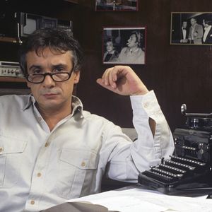 Archives - En France, à Paris, Michel Sardou chez lui en novembre 1985.