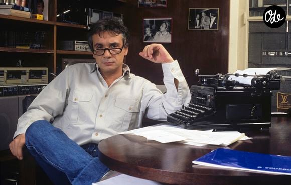 Archives - En France, à Paris, Michel Sardou chez lui en novembre 1985.