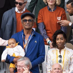 Yannick Noah, sa compagne Malika et leur fille Keelaani lors de l'hommage à R.Nadal lors des internationaux de France de tennis à Roland Garros le 25 mai 2025.

© Jacovides / Moreau / Bestimage

--- Masquer le visage de l'enfant à la publication ---