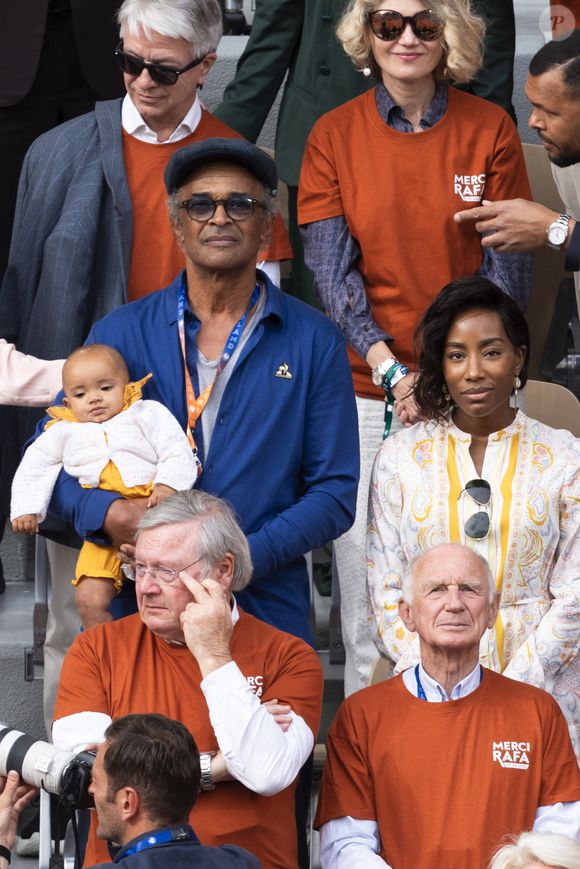 Yannick Noah, sa compagne Malika et leur fille Keelaani lors de l'hommage à R.Nadal lors des internationaux de France de tennis à Roland Garros le 25 mai 2025.

© Jacovides / Moreau / Bestimage

--- Masquer le visage de l'enfant à la publication ---
