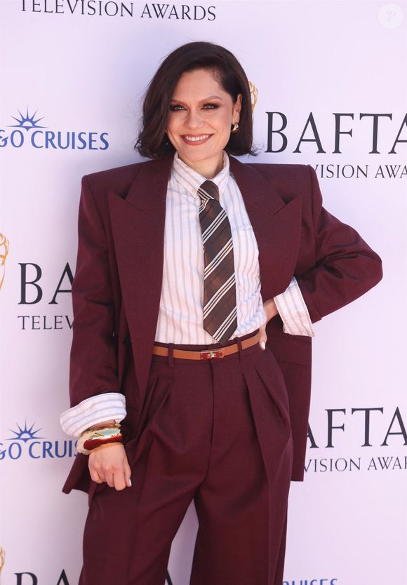 La chanteuse Jessie J éblouissent sur le tapis rouge de la 2025e cérémonie des British Academy Television Awards, qui se tient au Royal Festival Hall de Londres, ajoutant une puissance de star à la prestigieuse cérémonie. Backgrid UK/ Bestimage