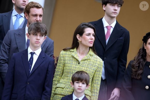 Pierre Casiraghi, Charlotte Casiraghi et ses enfants Raphaël Elmaleh,  Balthazar Rassam - La famille princière monégasque dans la cour d'honneur du palais lors de la la fête nationale à Monaco le 19 novembre 2025. © Dominique Jacovides - Bruno Bebert / Bestimage