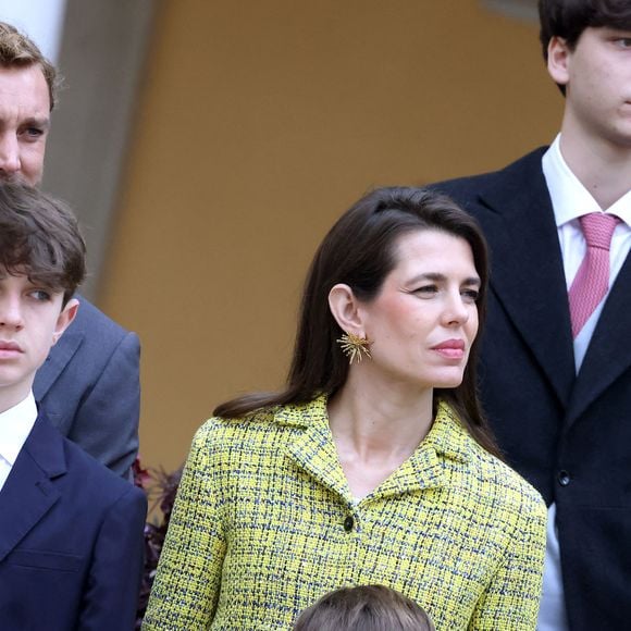 Pierre Casiraghi, Charlotte Casiraghi et ses enfants Raphaël Elmaleh,  Balthazar Rassam - La famille princière monégasque dans la cour d'honneur du palais lors de la la fête nationale à Monaco le 19 novembre 2025. © Dominique Jacovides - Bruno Bebert / Bestimage