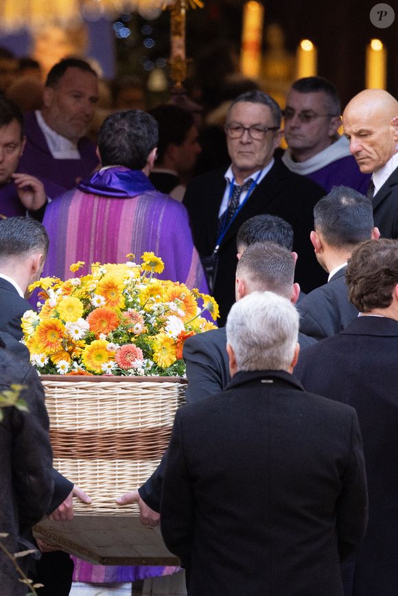 Nicolas-Jacques Charrier porte le cercueil en osier de sa mère Brigitte Bardot lors ses obsèques de Brigitte Bardot en l'église Paroissiale Notre-Dame-de-l'Assomption de Saint-Tropez. © Jacovides-Moreau/Bestimage