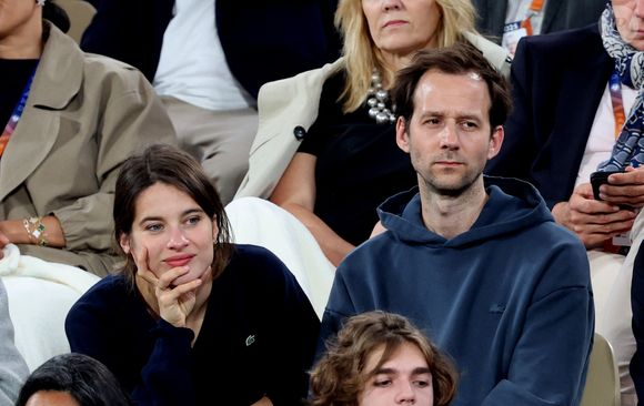 Benjamin Lavernhe et sa compagne Rebecca Marder en tribunes lors des Internationaux de France de Tennis de Roland Garros 2025, à Paris, France, le 6 juin 2025. © Jacovides-Moreau/Bestimage