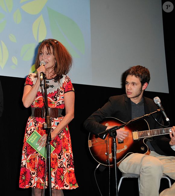 Sans oublier Gustave( 1990) et Balthazar (1992), nés de ses anciens amours avec le réalisateur belge Christophe Reichert.

Clementine Celarie et ses fils Abraham et Balthazar chantent a l'occasion du Festival Atmosphere a Courbevoie le 2 Avril 2013. (Agence / Bestimage).
