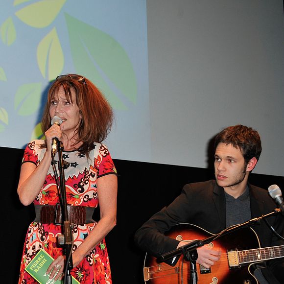 Sans oublier Gustave( 1990) et Balthazar (1992), nés de ses anciens amours avec le réalisateur belge Christophe Reichert.

Clementine Celarie et ses fils Abraham et Balthazar chantent a l'occasion du Festival Atmosphere a Courbevoie le 2 Avril 2013. (Agence / Bestimage).