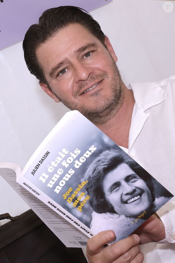 L'homme de 45 ans s'est confié sur son enfance 

Exclusif - Julien Dassin - Les écrivains de la 37ème édition du salon du livre de Cosne-Cours-sur-Loire le 1er juin 2025.

© Cédric Perrin / Bestimage