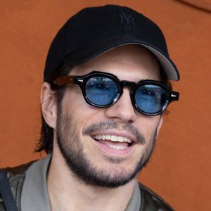 En effet, l'acteur a lui aussi posé seul devant les photographes. 
François Civil au Village pour la finale masculine lors des Internationaux de France 2025 à Roland Garros le 08 juin 2025 à Paris, France. ©Nasser Berzane/ABACAPRESS.COM