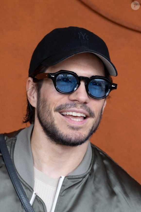 En effet, l'acteur a lui aussi posé seul devant les photographes. 
François Civil au Village pour la finale masculine lors des Internationaux de France 2025 à Roland Garros le 08 juin 2025 à Paris, France. ©Nasser Berzane/ABACAPRESS.COM