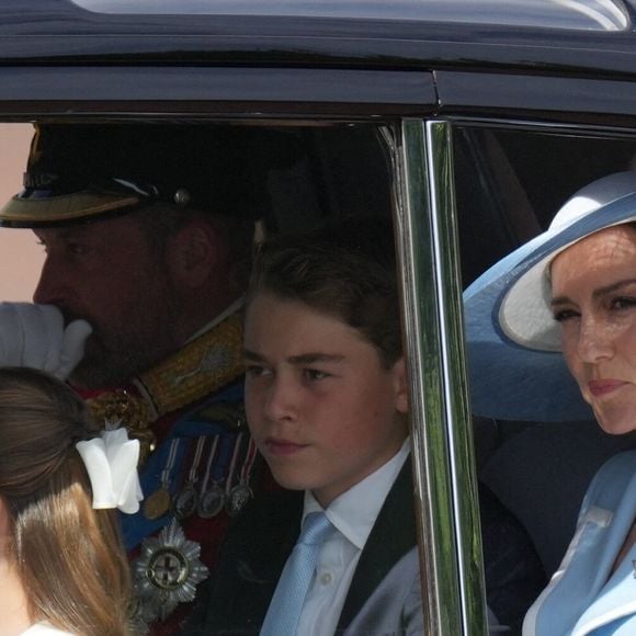 Le prince George de Galles, la princesse Charlotte de Galles, le prince George de Galles, la princesse Charlotte de Galles, Catherine (Kate) Middleton, princesse de Galles - Les membres de la famille royale assistent au défilé Trooping the Colour au palais de Buckingham, à Londres, au Royaume-Uni, le 13 juin 2026.
© Julien Burton / Bestimage
