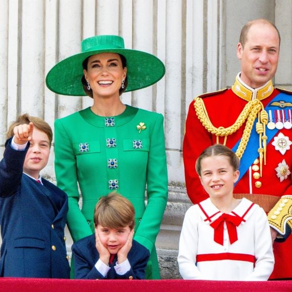 Les enfants de Kate Middleton et du prince William suivent un rituel le soir

Kate Middleton, le prince William et leurs enfants au balcon de Buckingham ©
