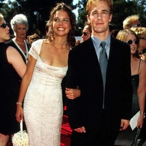James Van Der Beek et Katie Holmes assistent à la 50 e cérémonie annuelle des Emmy Awards, 1998. Photo par Lisa Rose/Zuma/ABACAPRESS.COM