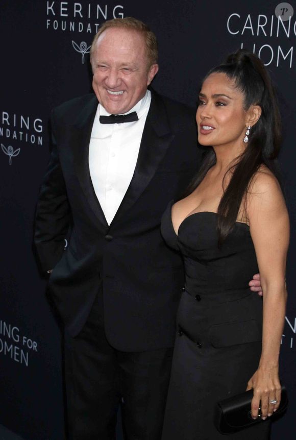 Ensuite, elle vaporise de l’eau de rose, applique la Magic Water Cream de Charlotte Tilbury et un soin contour des yeux, des gestes devenus immuables pour préparer sa peau.

NEW YORK, NY - 11 SEPTEMBRE : Salma Hayek et François-Henri Pinault au 4ème dîner annuel "Caring for Women" de la Fondation Kering au Pool à New York le 11 septembre 2025. © PPS/Bestimage