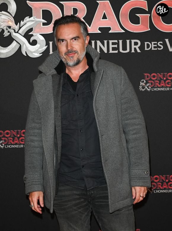 Présenté comme un hommage aux "Dents de la mer" et à l'esprit d'aventure des "Goonies", il mêlera également biologie marine et légendes.

Maxime Chattam - Première du film "Donjons et Dragons : L'Honneur des voleurs" au Grand Rex à Paris le 22 mars 2023. © Coadic Guirec/Bestimage