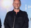 Coralie y travaille comme attachée de presse sur le projet. Un contexte professionnel qui va rapidement évoluer vers une histoire plus personnelle

Benoît Poelvoorde au photocall de "Comment je suis devenu un super-héros" lors du 46ème Festival du Cinéma Américain de Deauville, le 13 septembre  2020.© Olivier Borde/Bestimage