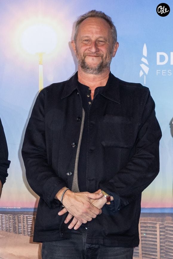 Coralie y travaille comme attachée de presse sur le projet. Un contexte professionnel qui va rapidement évoluer vers une histoire plus personnelle

Benoît Poelvoorde au photocall de "Comment je suis devenu un super-héros" lors du 46ème Festival du Cinéma Américain de Deauville, le 13 septembre  2020.© Olivier Borde/Bestimage