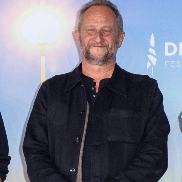 Coralie y travaille comme attachée de presse sur le projet. Un contexte professionnel qui va rapidement évoluer vers une histoire plus personnelle

Benoît Poelvoorde au photocall de "Comment je suis devenu un super-héros" lors du 46ème Festival du Cinéma Américain de Deauville, le 13 septembre  2020.© Olivier Borde/Bestimage