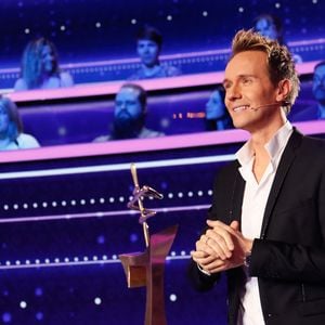 Ce samedi 25 octobre, il présente un nouveau numéro de son émission.

Exclusif - Cyril Feraud avec son "7 d'or" offert par la production à l'occasion de ses 40 ans - Enregistrement de l'émission "100% logique" présentée par C. Feraud et qui sera diffusée le 25 octobre 2025 sur France 2 au studio du Lendit à Saint-Denis, France, le 14 mars 2025. © Christophe Clovis/Bestimage