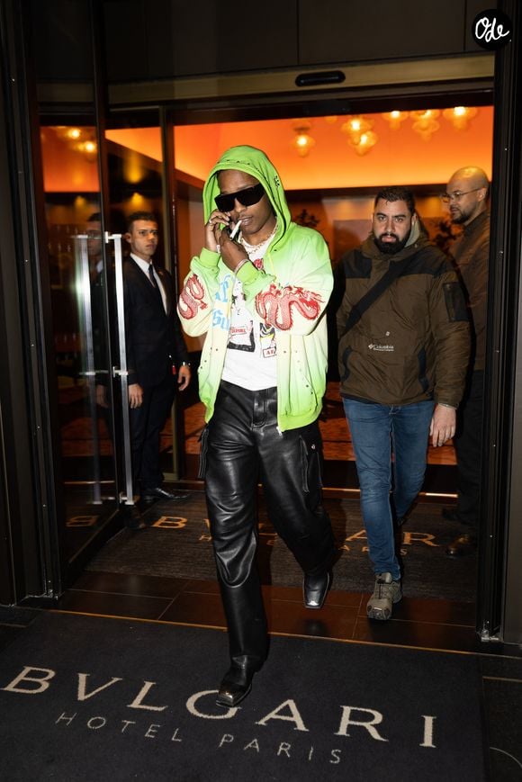 ASAP Rocky quitte l'hôtel Bulgari en fumant un joint de cannabis pour se rendre sur un showcase à Paris le 18 avril 2023.
