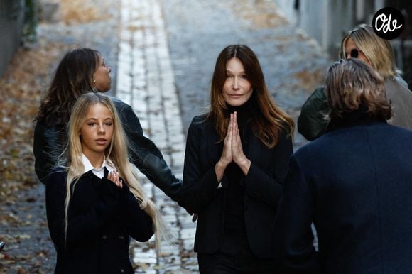 L'ancienne première dame poursuit sa réflexion avec franchise : "L'alcool est une sorte de délicieux poison indigeste"

Giulia Sarkozy et Carla Bruni - La famille et les soutiens de Nicolas Sarkozy se sont réunis devant son domicile le jour de son incarcération à la prison de la Santé à Paris le 21 octobre 2025.
© Moreau / Jacovides / Bestimage