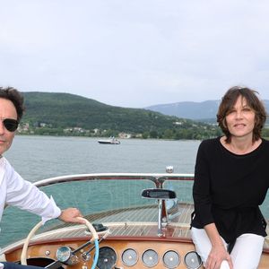 Exclusif - Rendez-vous avec Anthony Delon et Mathilde Seigner, en promenade en Riva sur le lac du Bourget à Aix-les-Bains, à l'occasion de la 3ème Edition du Cinéma Français et de la Gastronomie. Le 8 juin 2024 © Denis Guignebourg / Bestimage