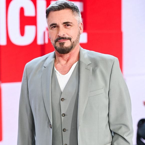 S'il a tourné sa toute dernière émission le 30 août dernier sur le Fort situé à 2 900 m de l'île d'Aix et à 2 400 m de l'île d'Oléron, il sera prochainement à la tête d'un autre jeu emblématique du petit écran : "Le Maillon Faible".

Exclusif - Olivier Minne - Enregistrement de l'émission Vivement dimanche consacrée à l'équipe du Splendid au studio Rive Gauche, présentée par M.Drucker, et diffusée le 2 mars sur France 3. Paris, le 21 février 2025. 
© Guillaume Gaffiot / Bestimage