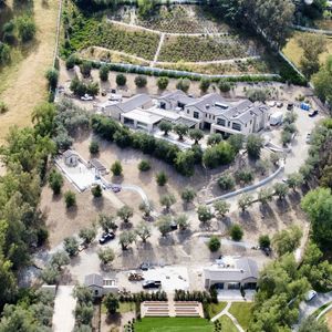 La maison de Kylie Jenner à Hidden Hills semble être en voie d'achèvement en Californie. 

©BestImage