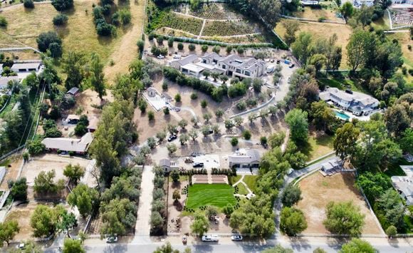 La maison de Kylie Jenner à Hidden Hills semble être en voie d'achèvement en Californie. 

©BestImage