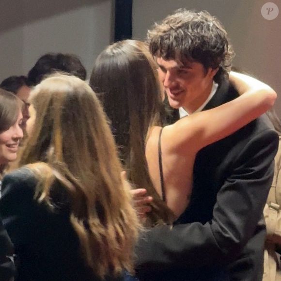 L'acteur de 28 ans a partagé un moment tendre avec Mia Goth


Jacob Elordi et Mia Goth ont été vus en train de s'embrasser chaleureusement alors qu'ils s'adressaient aux journalistes lors de la première de « Frankenstein » à Paris le 10 octobre 2025 ©Backgrid USA / Bestimage
