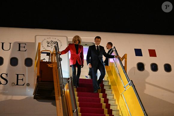 Lors de la descente de l’avion, Brigitte Macron refuse le bras tendu par son mari.
Arrivée du Président de la République Emmanuel Macron et de la Première dame Brigitte Macron sur le tarmac de l'aéroport d'Hanoi en République socialiste du Vietnam le 25 mai 2025.
© Jeanne Accorsini / Pool / Bestimage