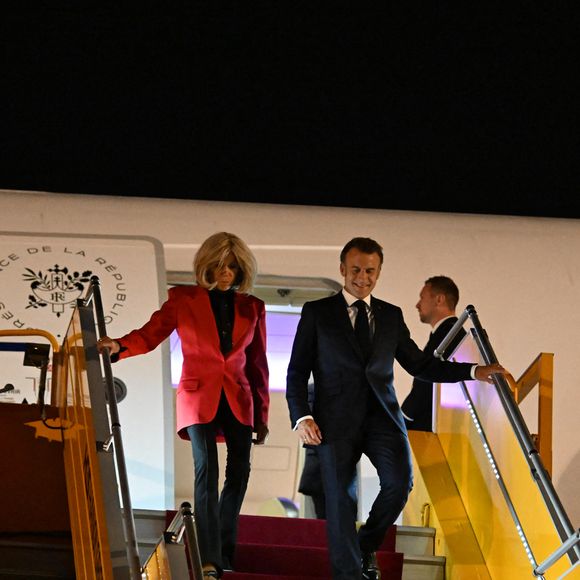 Lors de la descente de l’avion, Brigitte Macron refuse le bras tendu par son mari.
Arrivée du Président de la République Emmanuel Macron et de la Première dame Brigitte Macron sur le tarmac de l'aéroport d'Hanoi en République socialiste du Vietnam le 25 mai 2025.
© Jeanne Accorsini / Pool / Bestimage