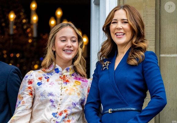 Le roi Frederik de Danemark X et la reine Mary de Danemark, rejoints par la princesse Isabella de Danemark, le prince Vincent de Danemark, la princesse Josephine de Danemark et la reine Margrethe de Danemark, apparaissent sur le balcon du palais Christian IX à Amalienborg à Copenhague, le 26 mai 2025.
©Backgrid USA / Bestimage