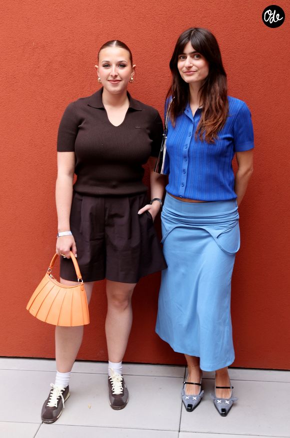 Les nouveaux accessoires phares, à l'image du sac plissé "Lenglen" ou du foulard imprimé "Roland-Garros", ont fait sensation auprès du public.

Helena et Marguerite lors des Internationaux de France de Tennis de Roland Garros 2026 à Paris, le 31 mai 2026. 

© Jacovides / Bestimage