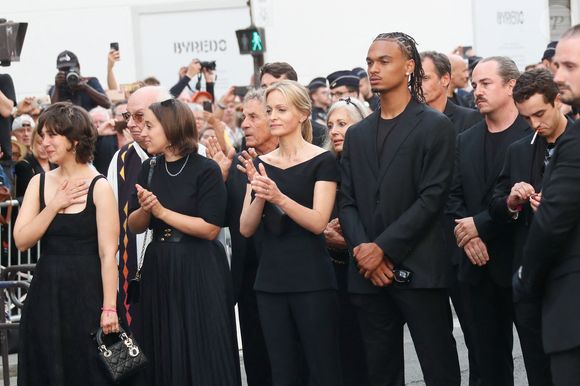 Manon Ardisson, Ninon Ardisson, Patrick Ardisson, Audrey Crespo-Mara et son fils Sékou, Gaston Ardisson et Christiane Bergognon (ex femme de Thierry Ardisson) - Sorties des obsèques de Thierry Ardisson en l’église Saint-Roch de Paris, France, le 17 juillet 2025. © Clovis-Jacovides/Bestimage