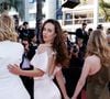 La jeune actrice portait une longue robe satinée rose poudré avec une traîne délicate.

Judith Godrèche et sa fille Tess Barthélémy - Montée des marches du film " El Ser Querido " lors du 79ème Festival International du Film de Cannes, le 16 mai 2026. © Jacovides-Moreau / Bestimage