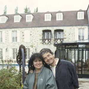 Avec son épouse Rebecca, il a entièrement restauré et agrandi la maison pendant près de trente ans.

En France, à Nangis, Pierre Perret et sa femme Rebecca chez eux en avril 1992. Photo par Michel MARIZY via Bestimage