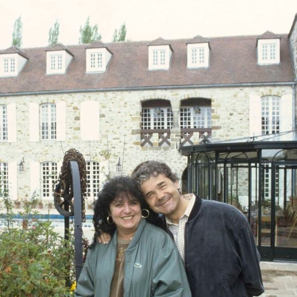 Avec son épouse Rebecca, il a entièrement restauré et agrandi la maison pendant près de trente ans.

En France, à Nangis, Pierre Perret et sa femme Rebecca chez eux en avril 1992. Photo par Michel MARIZY via Bestimage