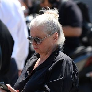 Isabelle Nanty, semble aller beaucoup mieux depuis son grave accident en VTC sur l'autoroute A10, à la sortie des obsèques de la chanteuse Guesch Patti au Crématorium du Père-Lachaise à Paris, France, le 3 juillet 2026. Isabelle Nanty a accompagné son amie la chanteuse Guesch Patti jusqu'à son dernier souffle. © Bestimage