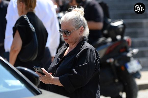 Isabelle Nanty, semble aller beaucoup mieux depuis son grave accident en VTC sur l'autoroute A10, à la sortie des obsèques de la chanteuse Guesch Patti au Crématorium du Père-Lachaise à Paris, France, le 3 juillet 2026. Isabelle Nanty a accompagné son amie la chanteuse Guesch Patti jusqu'à son dernier souffle. © Bestimage