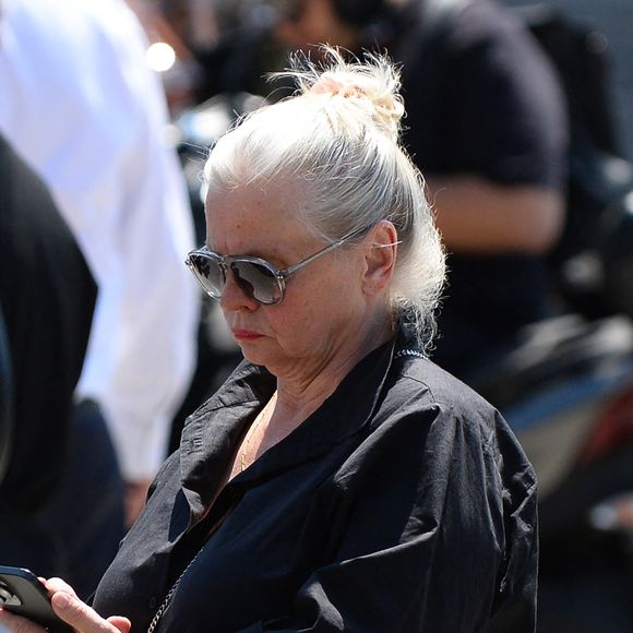 Isabelle Nanty, semble aller beaucoup mieux depuis son grave accident en VTC sur l'autoroute A10, à la sortie des obsèques de la chanteuse Guesch Patti au Crématorium du Père-Lachaise à Paris, France, le 3 juillet 2026. Isabelle Nanty a accompagné son amie la chanteuse Guesch Patti jusqu'à son dernier souffle. © Bestimage