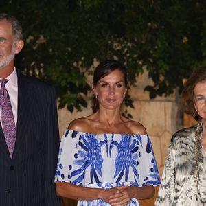 Le roi Felipe VI, la reine Letizia et la reine Sofia lors de la réception offerte aux autorités et à une représentation de la société des Baléares au Palais Marivent, le 3 août 2023, à Palma de Majorque. Europa Press / Bestimage