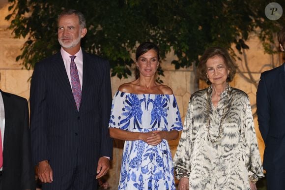 Le roi Felipe VI, la reine Letizia et la reine Sofia lors de la réception offerte aux autorités et à une représentation de la société des Baléares au Palais Marivent, le 3 août 2023, à Palma de Majorque. Europa Press / Bestimage