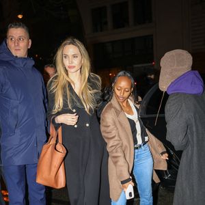 Angelina Jolie quitte son tournage en beauté vers 23 heures avec Pax Jolie-Pitt et Zahara Jolie-Pitt. Pax s'est blessé à l'œil. Paris, France, le 10 décembre 2024. Photo par Aissaoui Nacer/Splash News/ABACAPRESS.COM