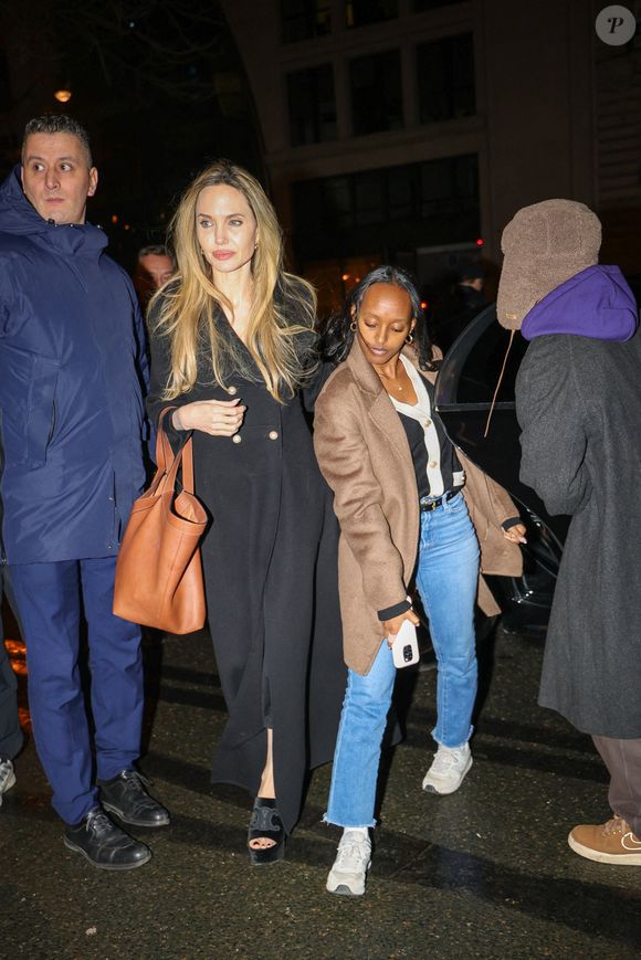 Angelina Jolie quitte son tournage en beauté vers 23 heures avec Pax Jolie-Pitt et Zahara Jolie-Pitt. Pax s'est blessé à l'œil. Paris, France, le 10 décembre 2024. Photo par Aissaoui Nacer/Splash News/ABACAPRESS.COM