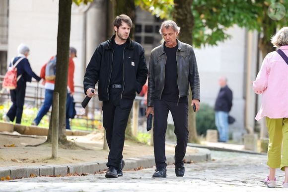 Paul Belmondo et son fils Alessandro Belmondo - Sorties des obsèques d’Alain Belmondo au crématorium du Père-Lachaise à Paris, France, le 4 septembre 2025. © Dominique Jacovides/Bestimage